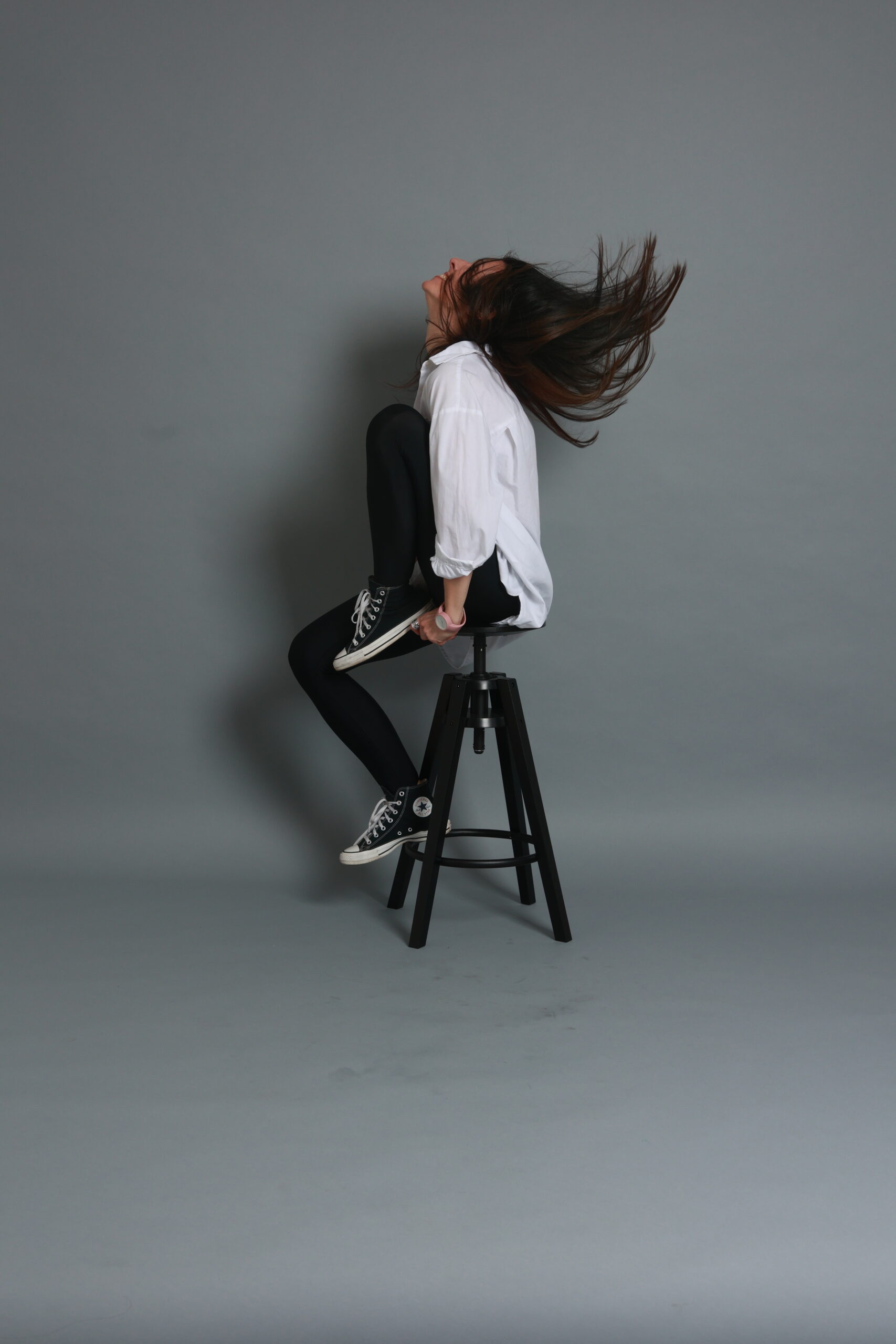 Autoportret devojke u Self-Click Photo Studio na Novom Beogradu, ispred sive pozadine