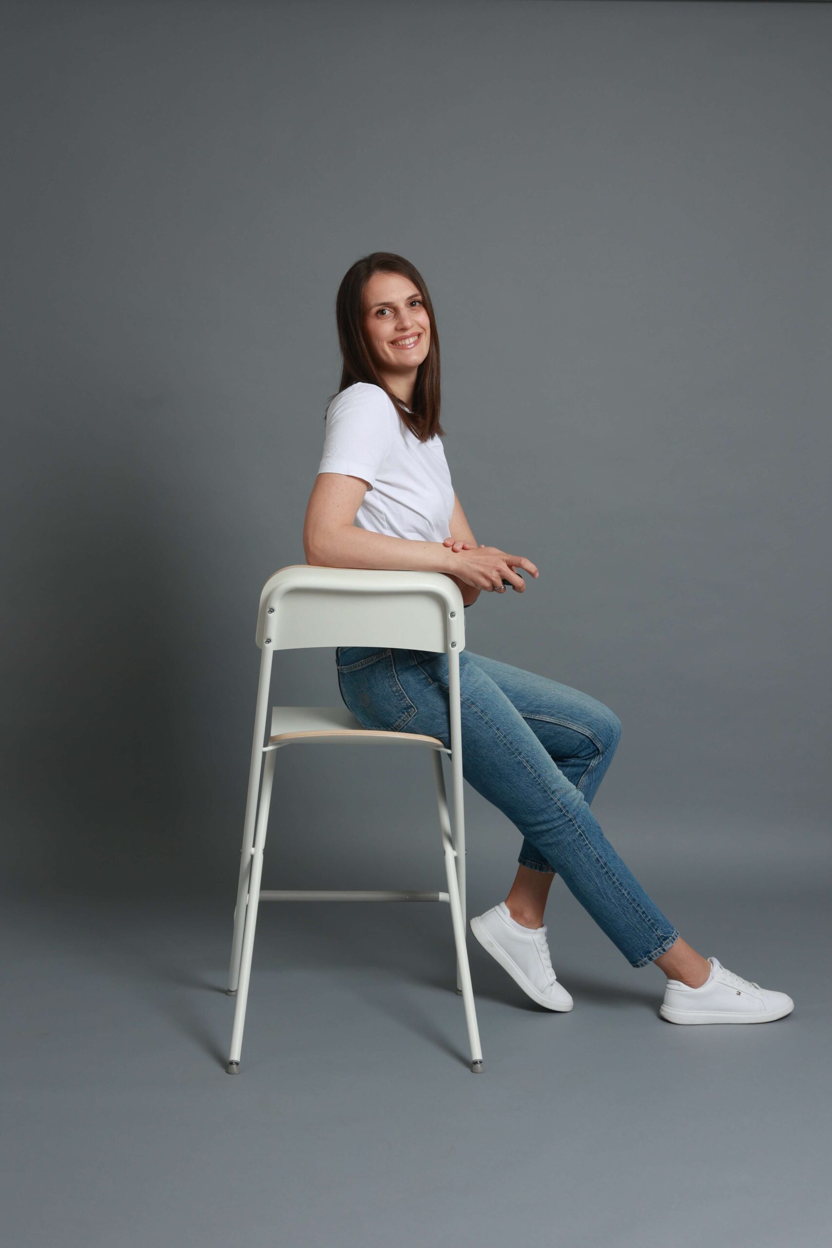 Autoportret devojke u Self-Click Photo Studio na Novom Beogradu, ispred sive pozadine