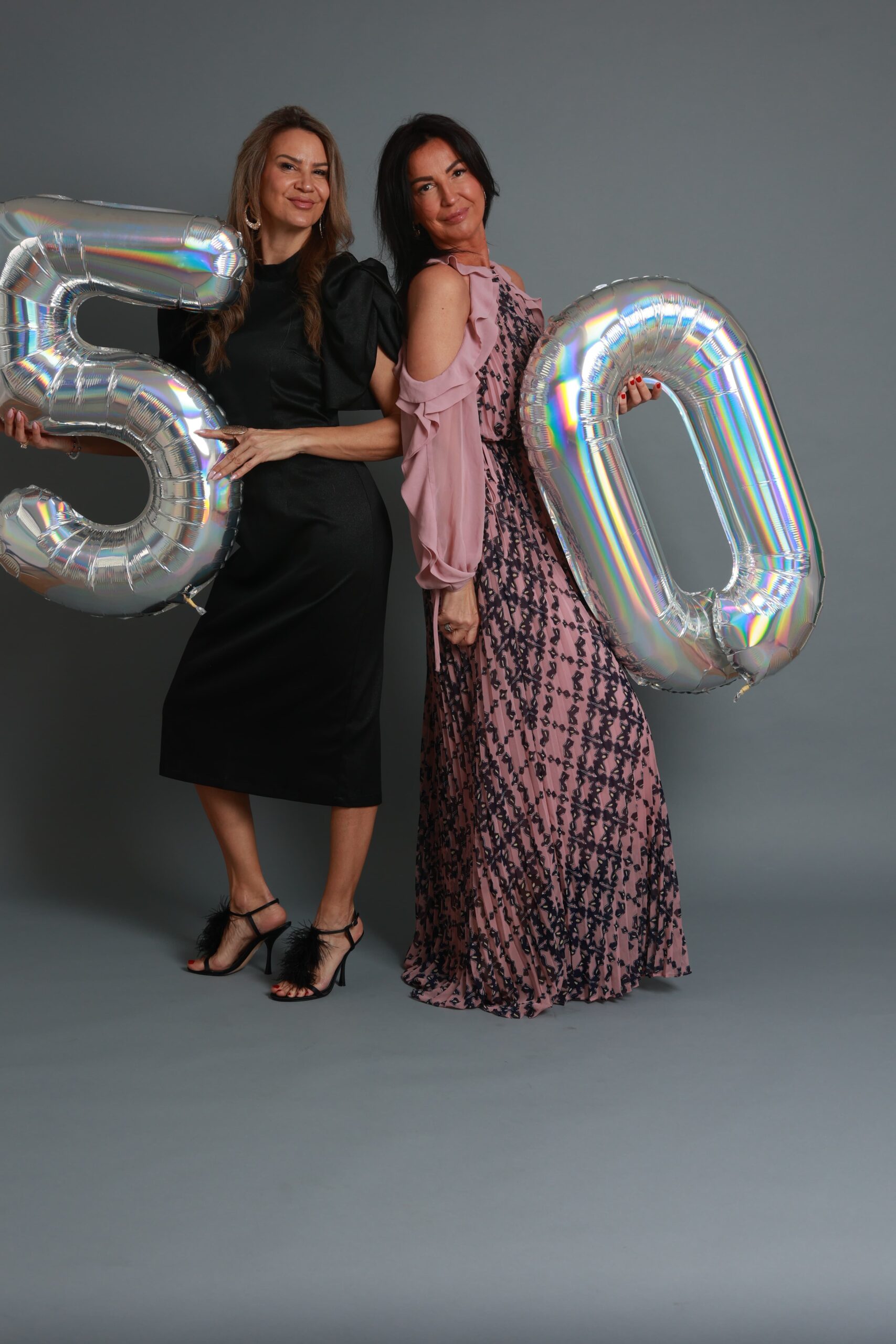 Autoportret zena u Self-Click Photo Studio na Novom Beogradu, ispred sive pozadine povodom proslave rodjendana