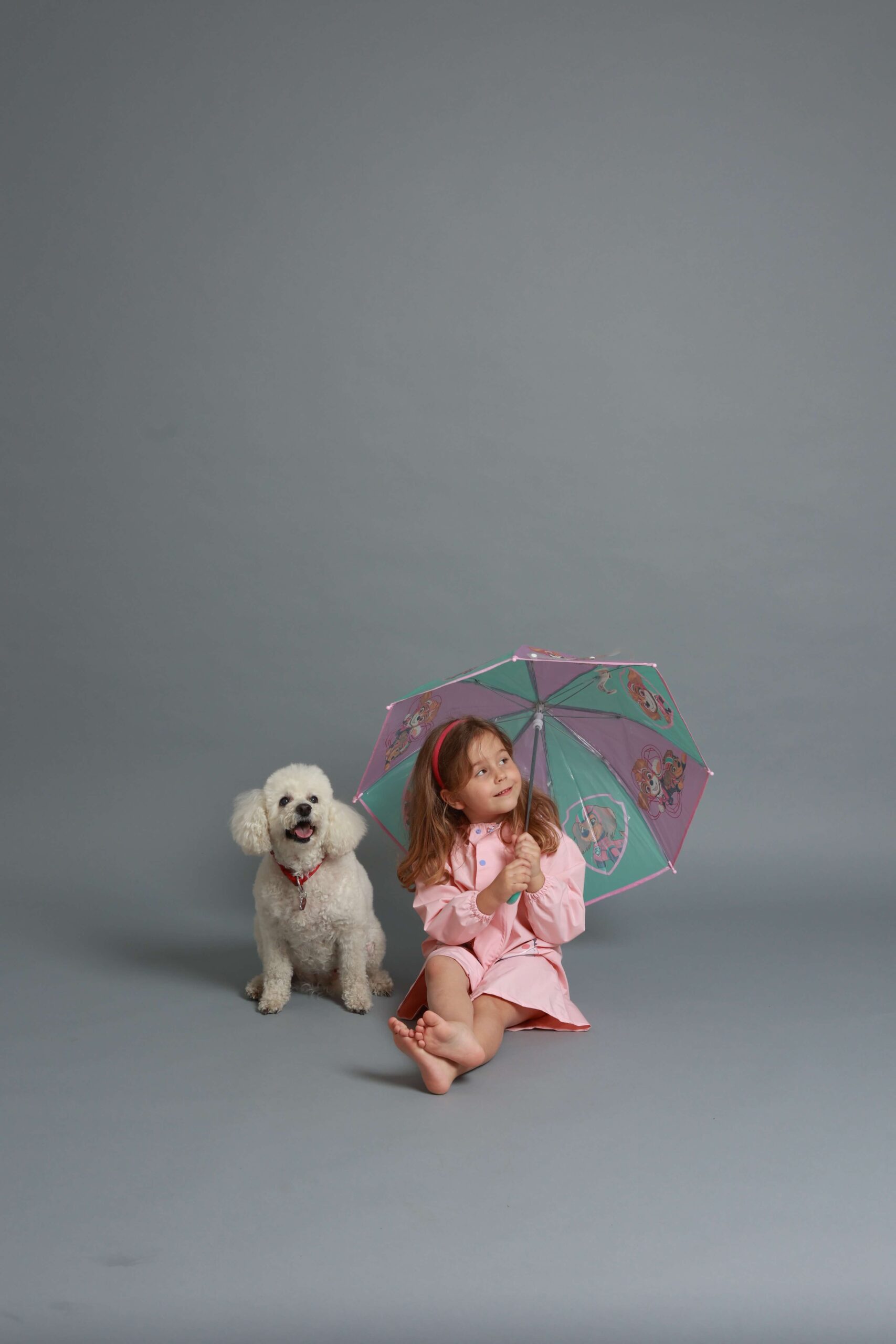 Autoportret devojcice i psa u Self-Click Photo Studio na Novom Beogradu, ispred sive pozadine